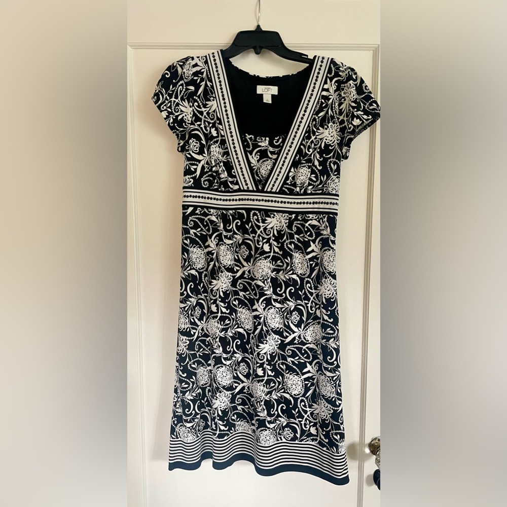 Ann Taylor LOFT empire waist knee length dress. SZ 8. Limited wear, excellent.